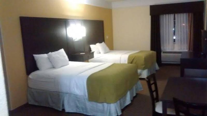 Фото Days Inn & Suites by Wyndham Galveston West/Seawall