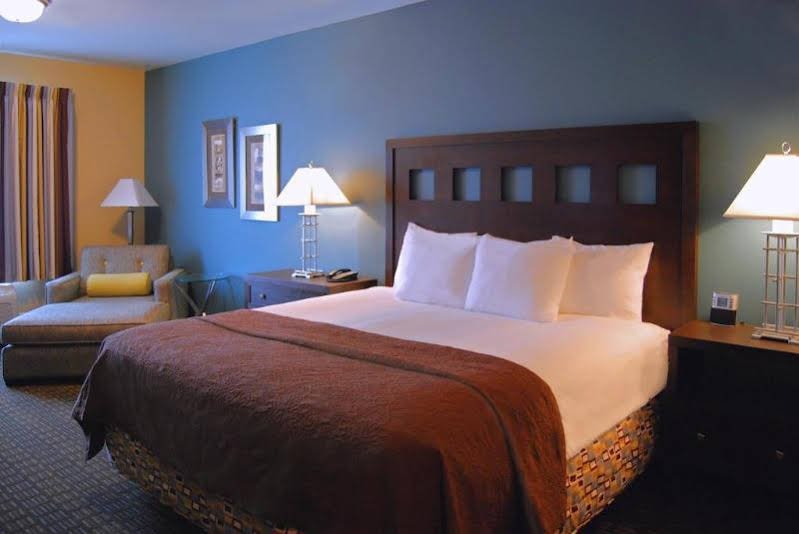 Фото Oxford Suites Silverdale