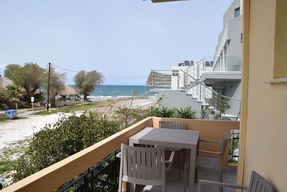 Фото Manos Beachside Apartments