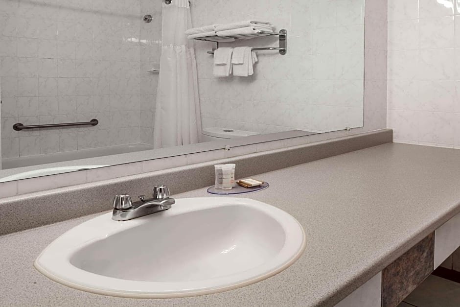 Фото Thriftlodge by Wyndham Moncton