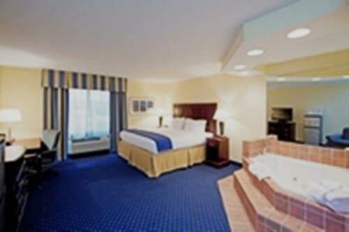 Гостиница Holiday Inn Express Hotel & Suites Middleboro Raynham, an Ihg Hotel