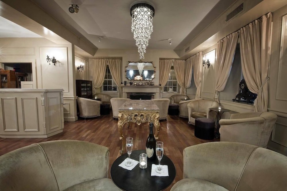 Фото Garrison Inn Boutique Hotel