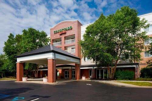 Внешний вид отеля Courtyard by Marriott Edison Woodbridge в Эдисоне, фото 3