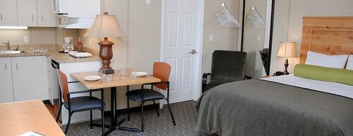 Гостиница Triple J Hotel & Cabins в Доусоне