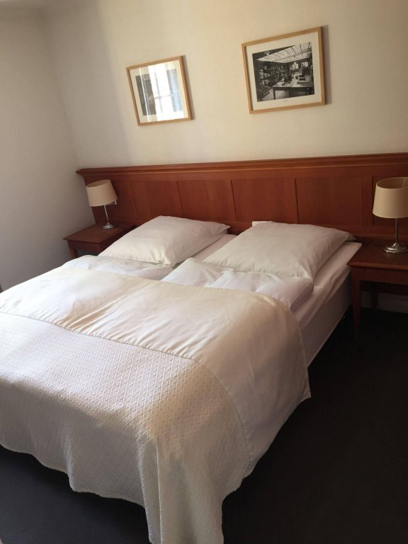 Фото Hotel Vierseithof Luckenwalde