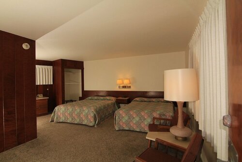 Гостиница Curly Redwood Lodge в Кресент Сити