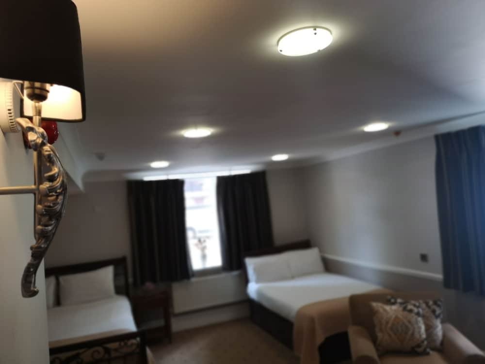 Фото Tudor Lodge Hotel