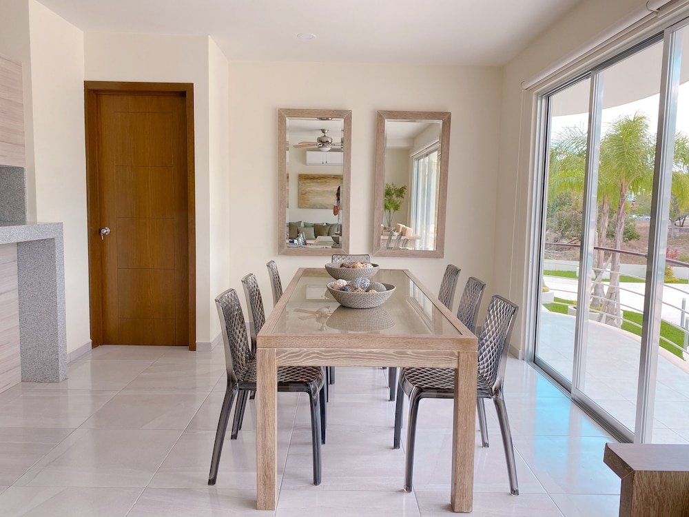 Фото Luxury 2 Bedroom Apartments