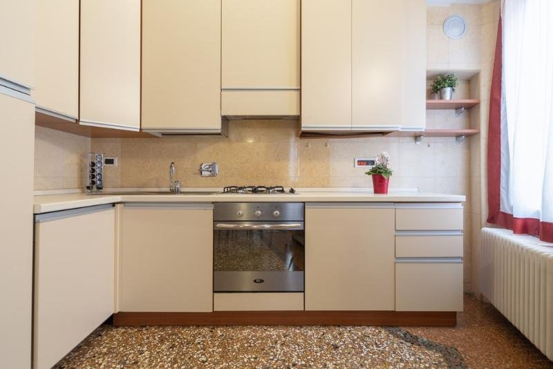 Фото Tra le Due Torri e Piazza Santo Stefano Apartment