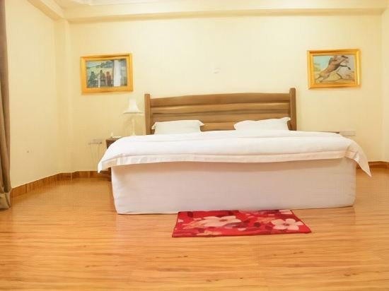 Фото Ampomaah Hotel