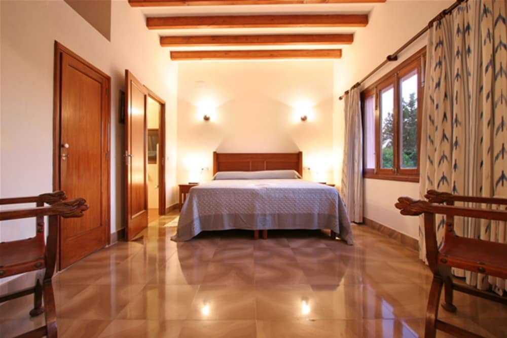 Фото Villa - 4 Bedrooms with Pool and WiFi - 108746