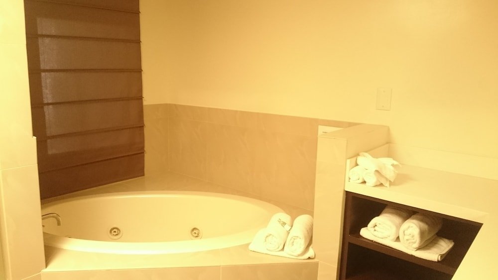 Фото Ramada by Wyndham Culver City