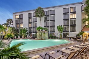 Гостиница Crowne Plaza Fort Myers At Bell Tower Shops