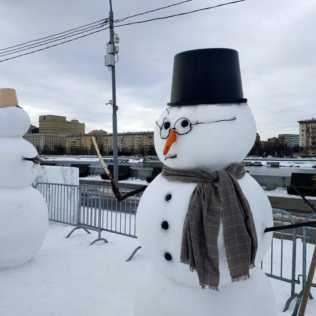 Genre sculpture Pushkin Bridge, Moscow, photo