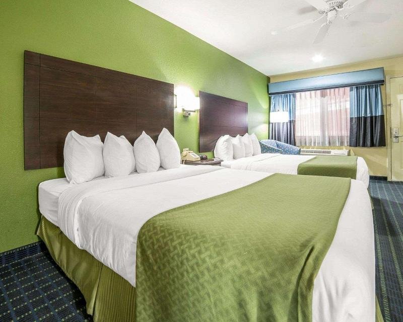 Фото Rodeway Inn & Suites