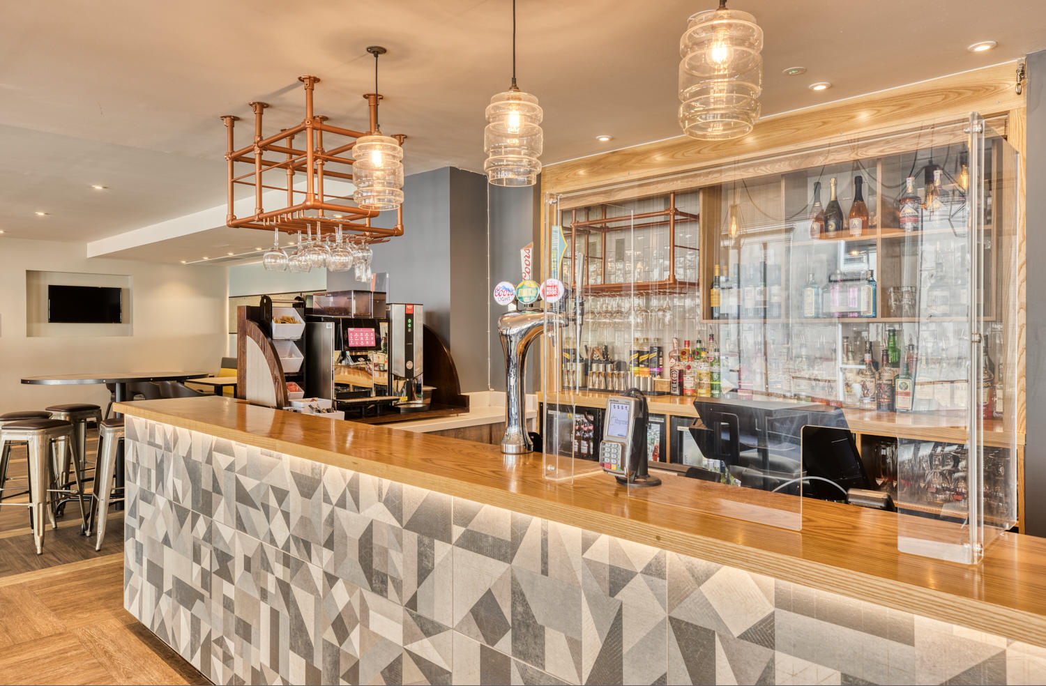 Фото Hub by Premier Inn Edinburgh City Centre