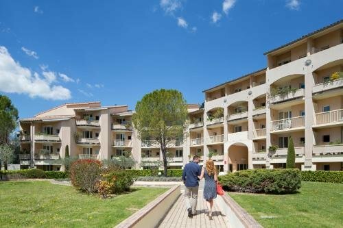 Гостиница Résidence Les Grands Pins в Форкалькье