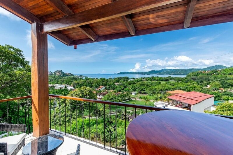 Гостиница Omega 2, Flamingo 2-bedroom Ocean-view Condo With Pool