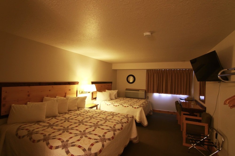 Фото Yellowstone Village Inn and Suites