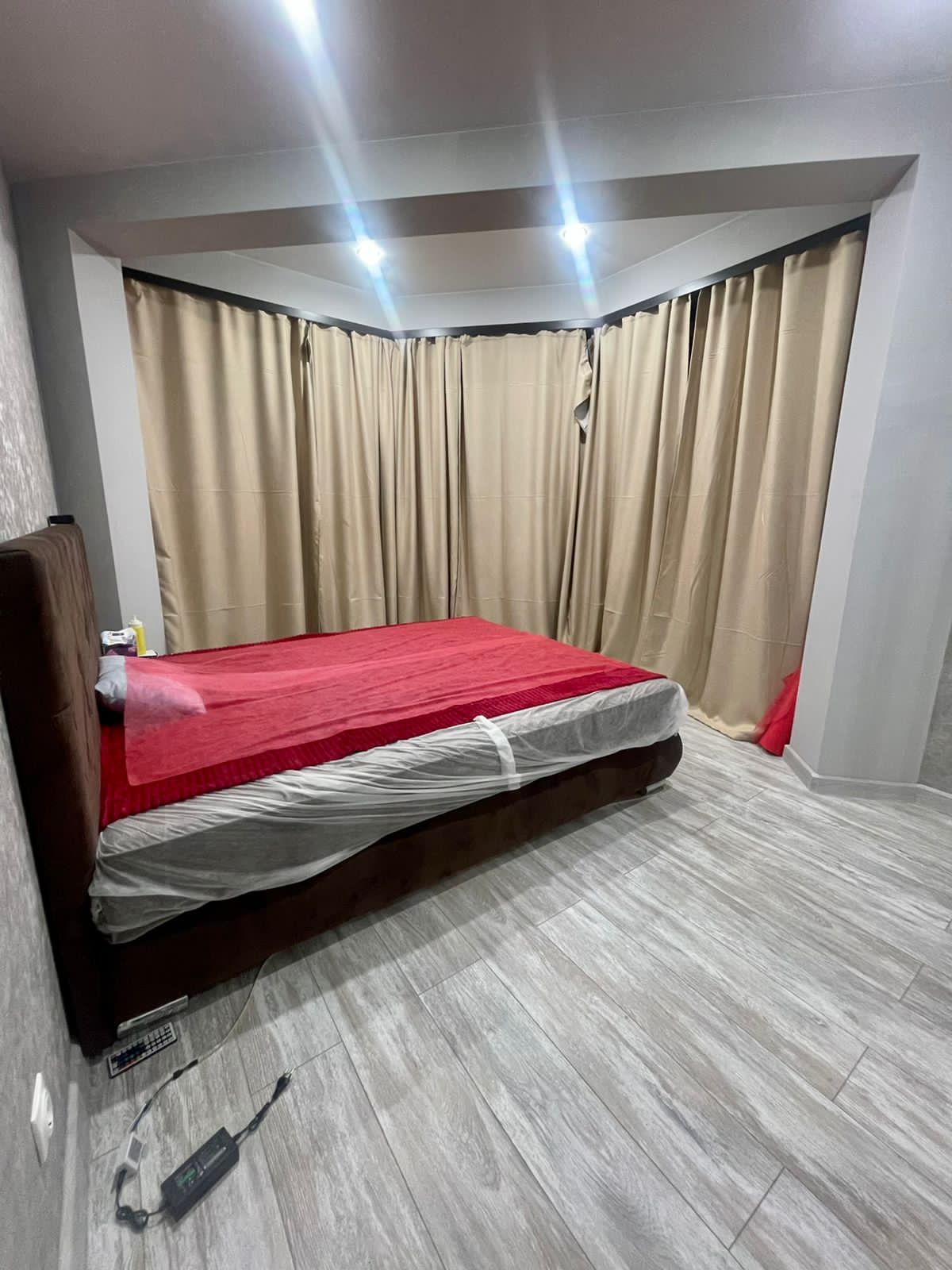 Qizning külotlarini tushirayotgan surati