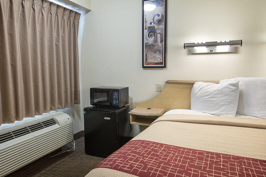 Фото Red Roof Inn Detroit - Farmington Hills