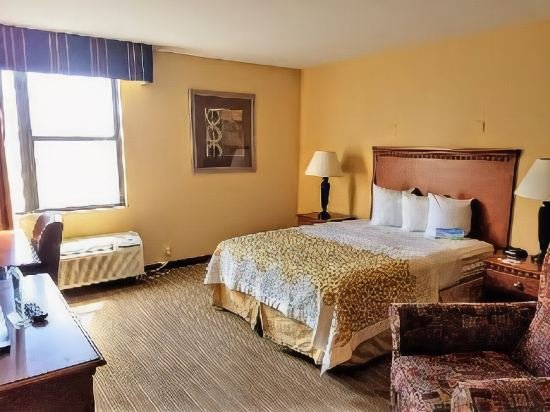Фото Days Inn by Wyndham Windsor Locks Bradley Intl Airport