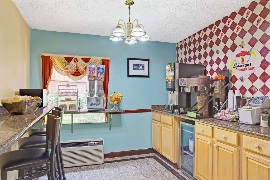 Фото Super 8 by Wyndham Forest Park