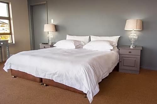 Фото Edward Charles Manor