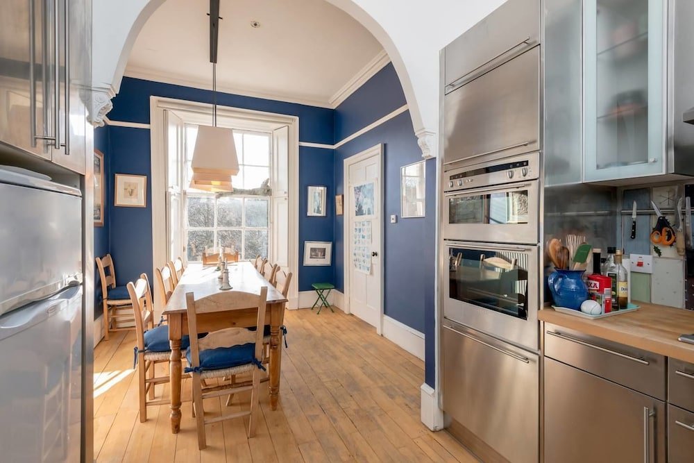 Фото Bright and Spacious 4-bedroom Apart in Stockbridge