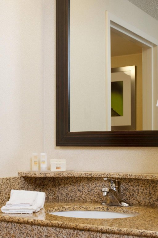 Фото Courtyard by Marriott Newark Elizabeth