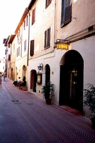 Гостиница Locanda Il Pino в Сан-Джиминьяно