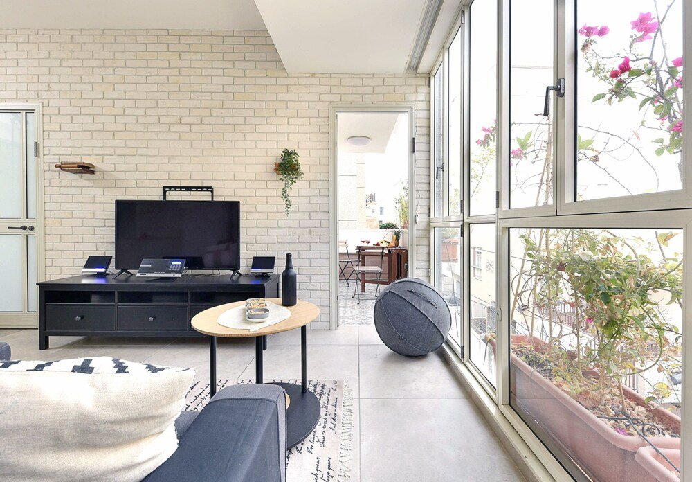 Фото Unique Building w Balcony Rothschild Blv