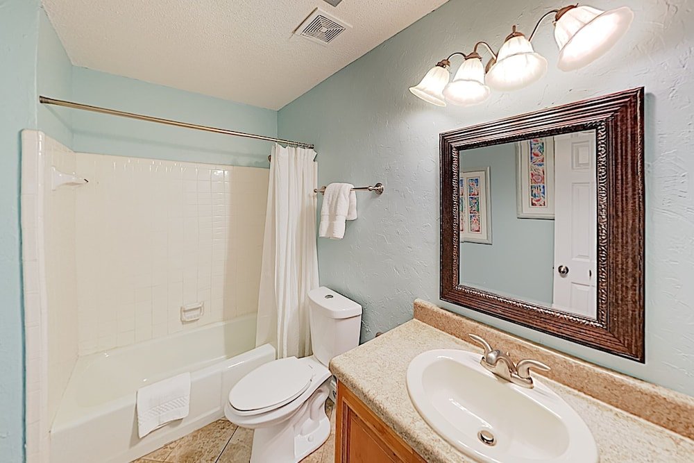 Фото Newly Remodeled W Pool - Steps To Beach! 2 Bedroom Condo