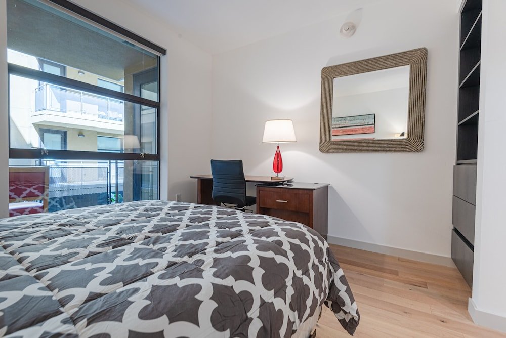 Фото Gorgeous Hollywood Living - 2 Bedroom