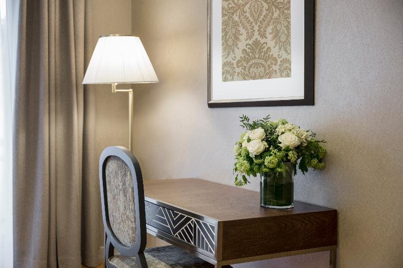 Фото Warwick Reine Astrid Lyon