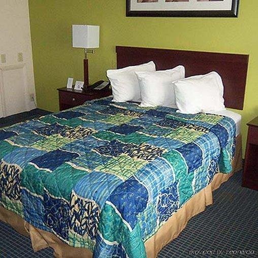 Фото Airport Waterfront Inn