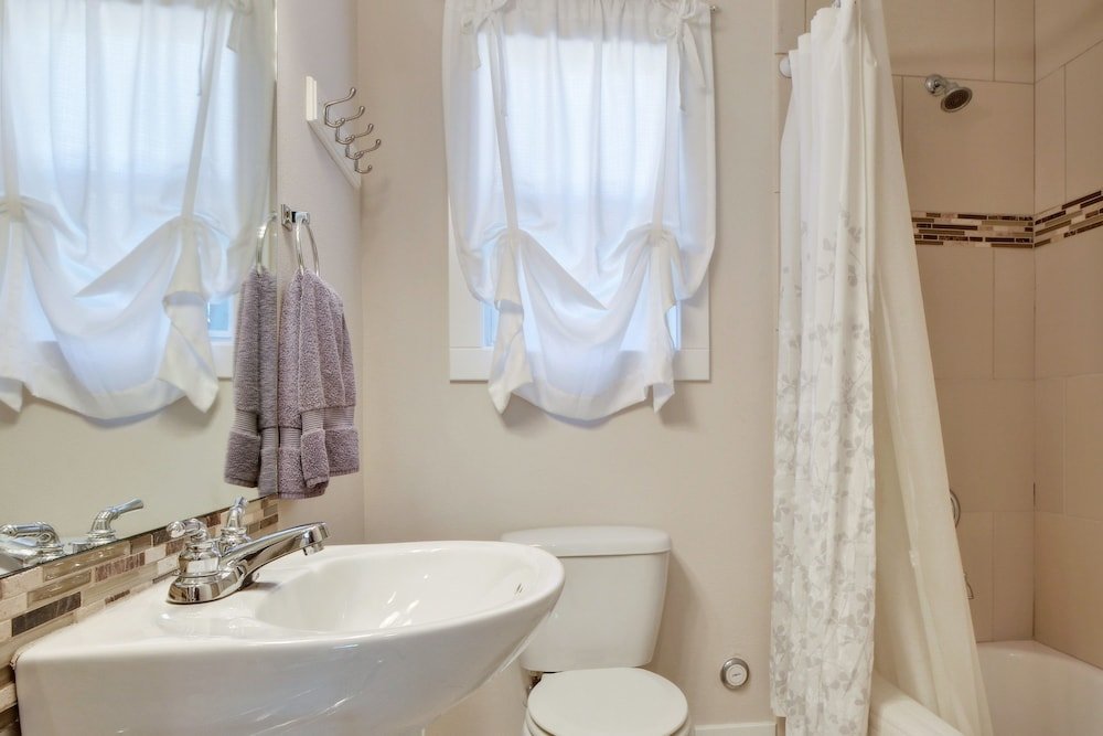 Фото 2br Renovated Austin Coach House by RedAwning