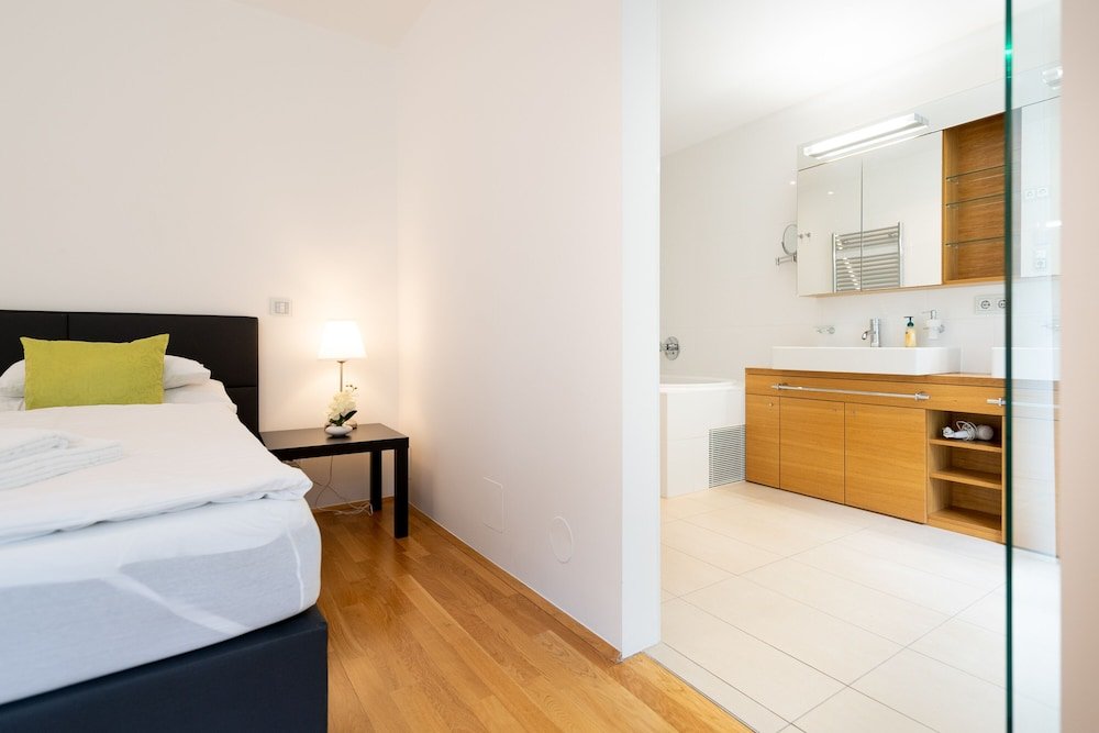 Фото Apartments Wien - Schwarzenbergplatz