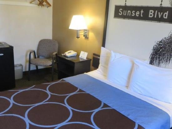 Фото Super 8 by Wyndham Hollywood LA Area