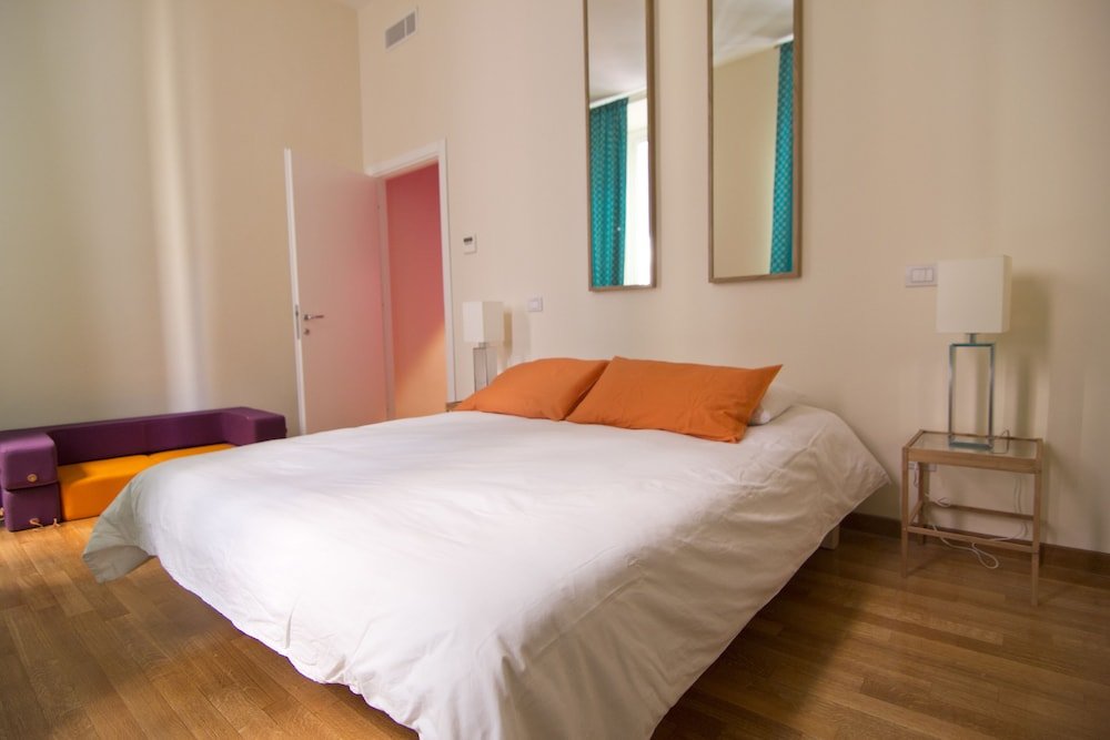 Фото Spacious and very central apartment