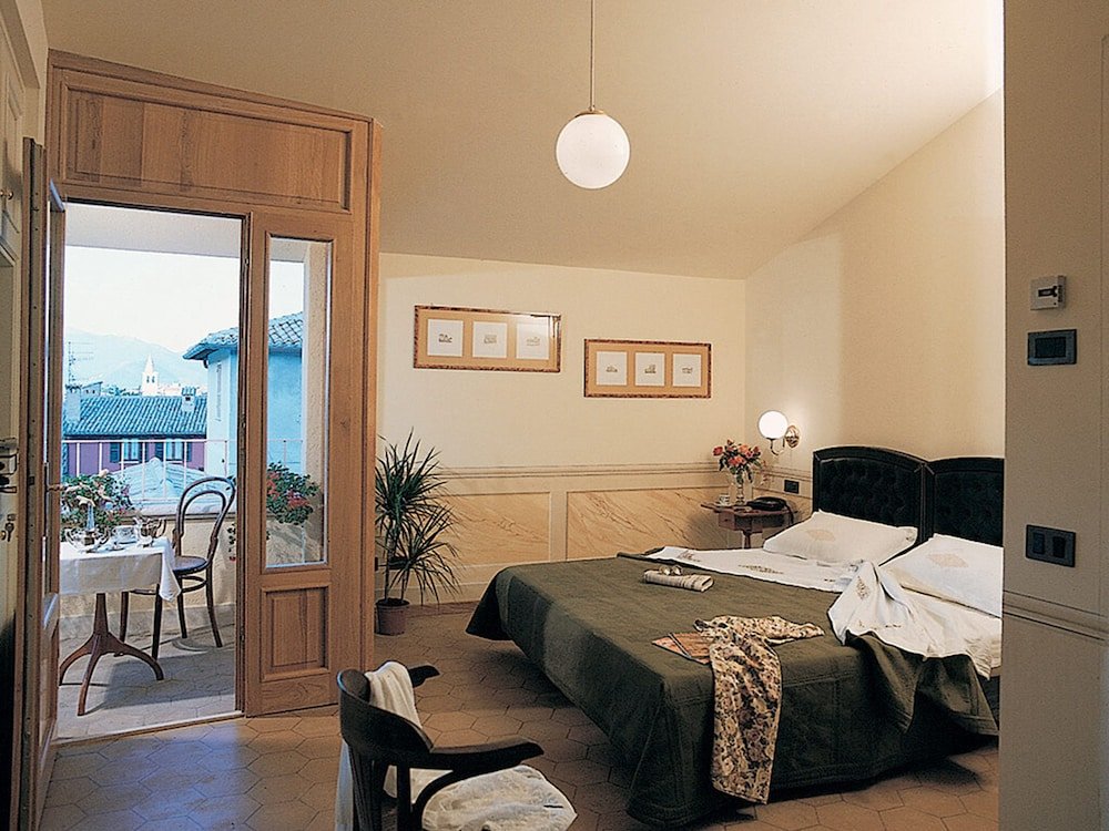 Фото Racetrack Road Hotel