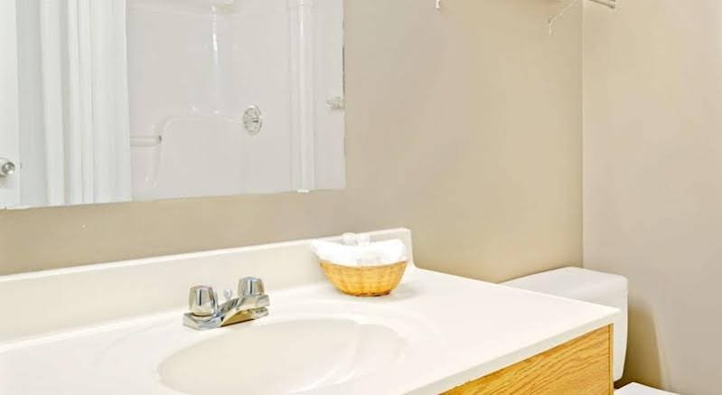 Фото Super 8 by Wyndham Toronto East ON