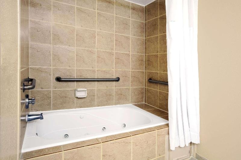 Фото Days Inn And Suites Houston North/Aldine