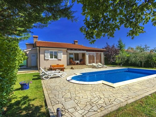 Гостиница Quaint Villa in Žbandaj With Outdoor Pool