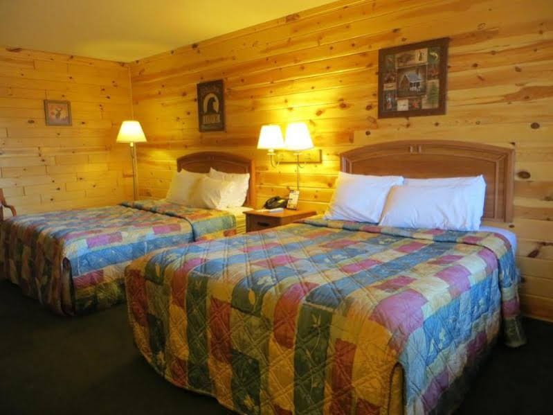 Фото Cabins of Mackinaw