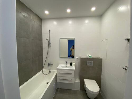 Porno: Eski mahkum yosh qorovulni sikadi