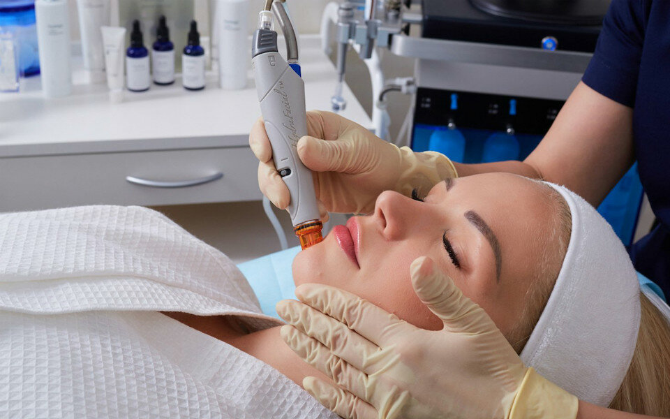 Вакуумная чистка лица видео крупный план