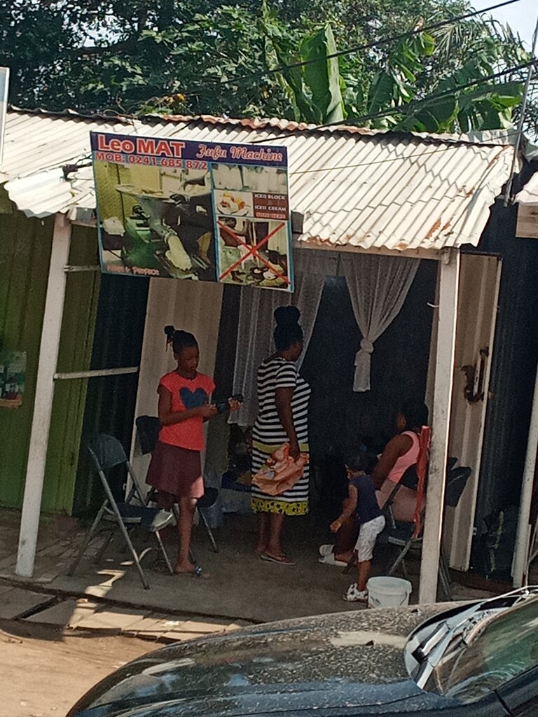 Grain and grain waste Leomart, Accra, photo