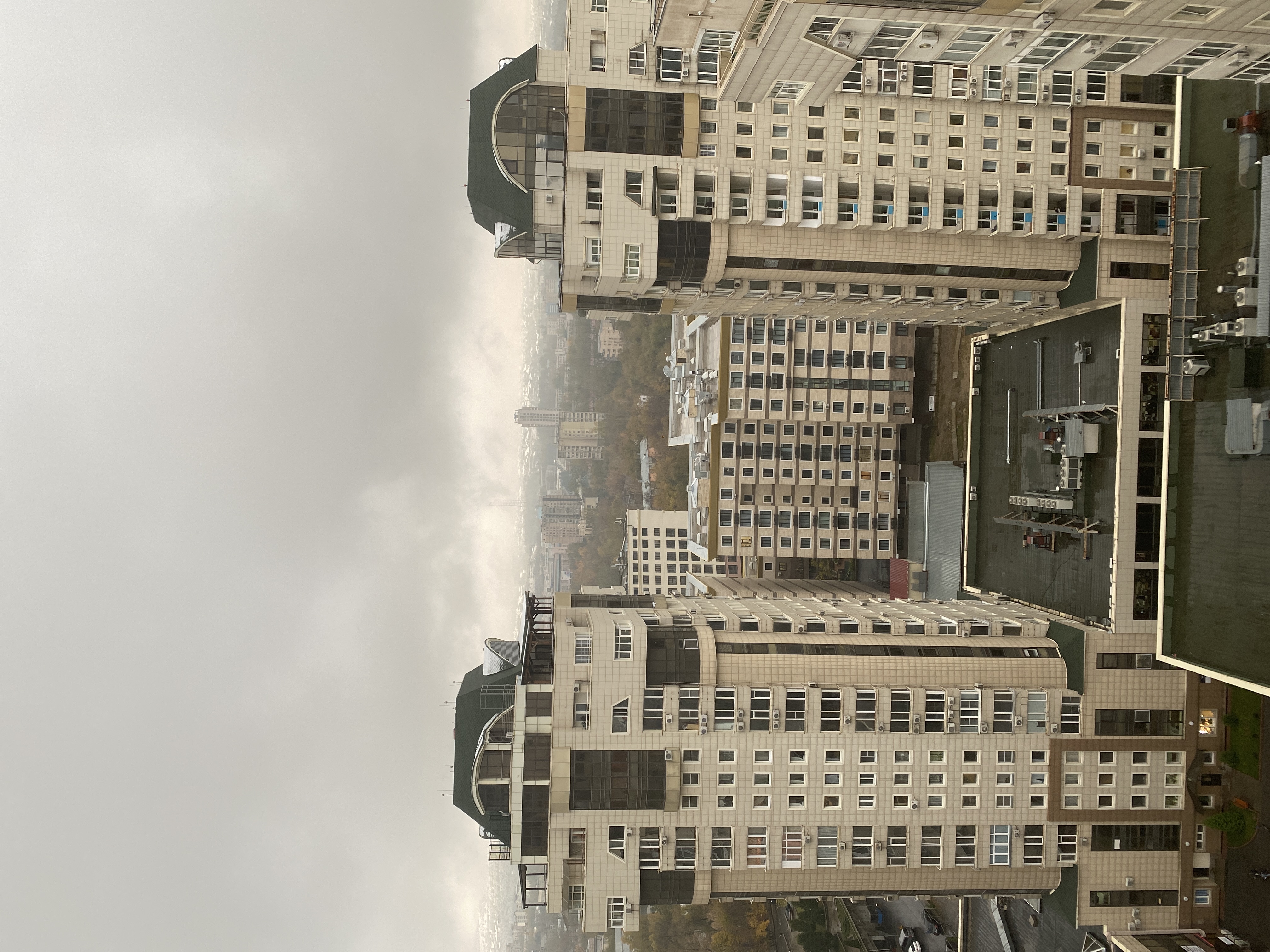 Юбка мен колготки киген қыздар сексуалды аяқтарын көрсетеді