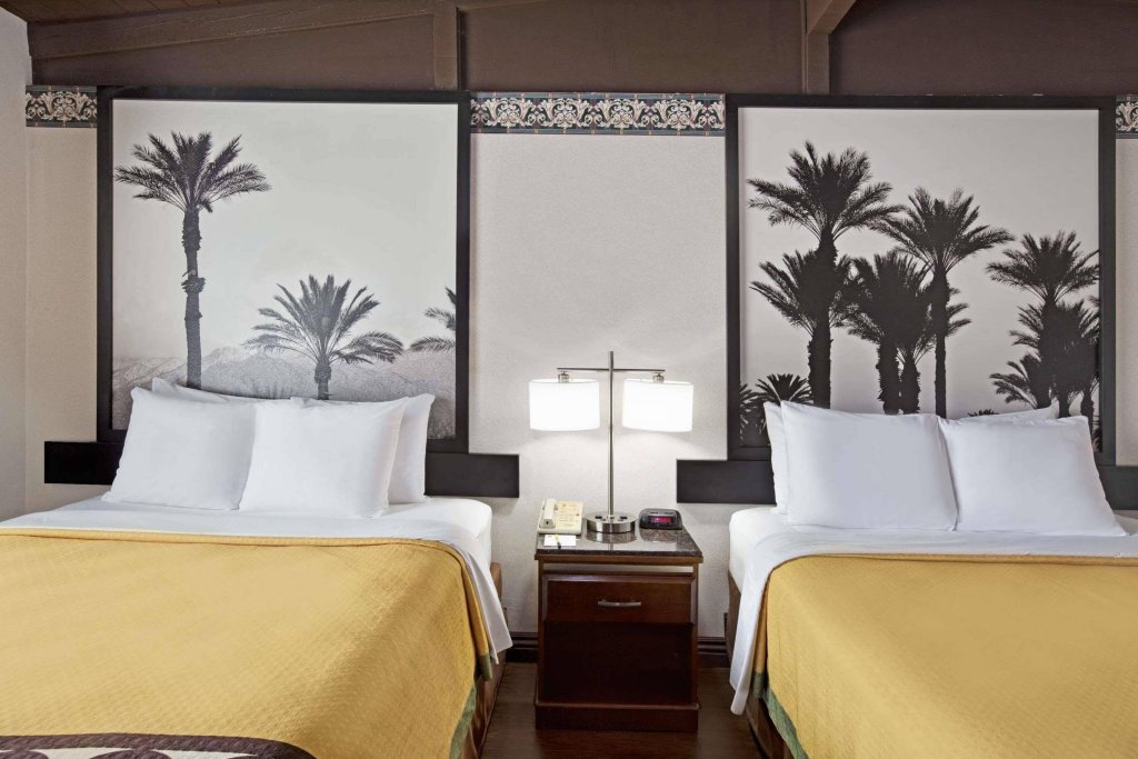 Фото Super 8 by Wyndham Los Angeles-Culver City Area